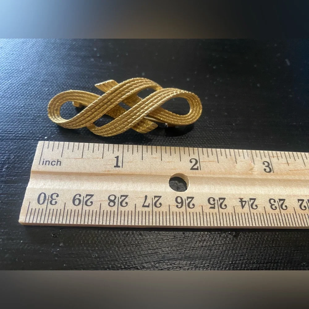 Vintage, ribbon-like brooch